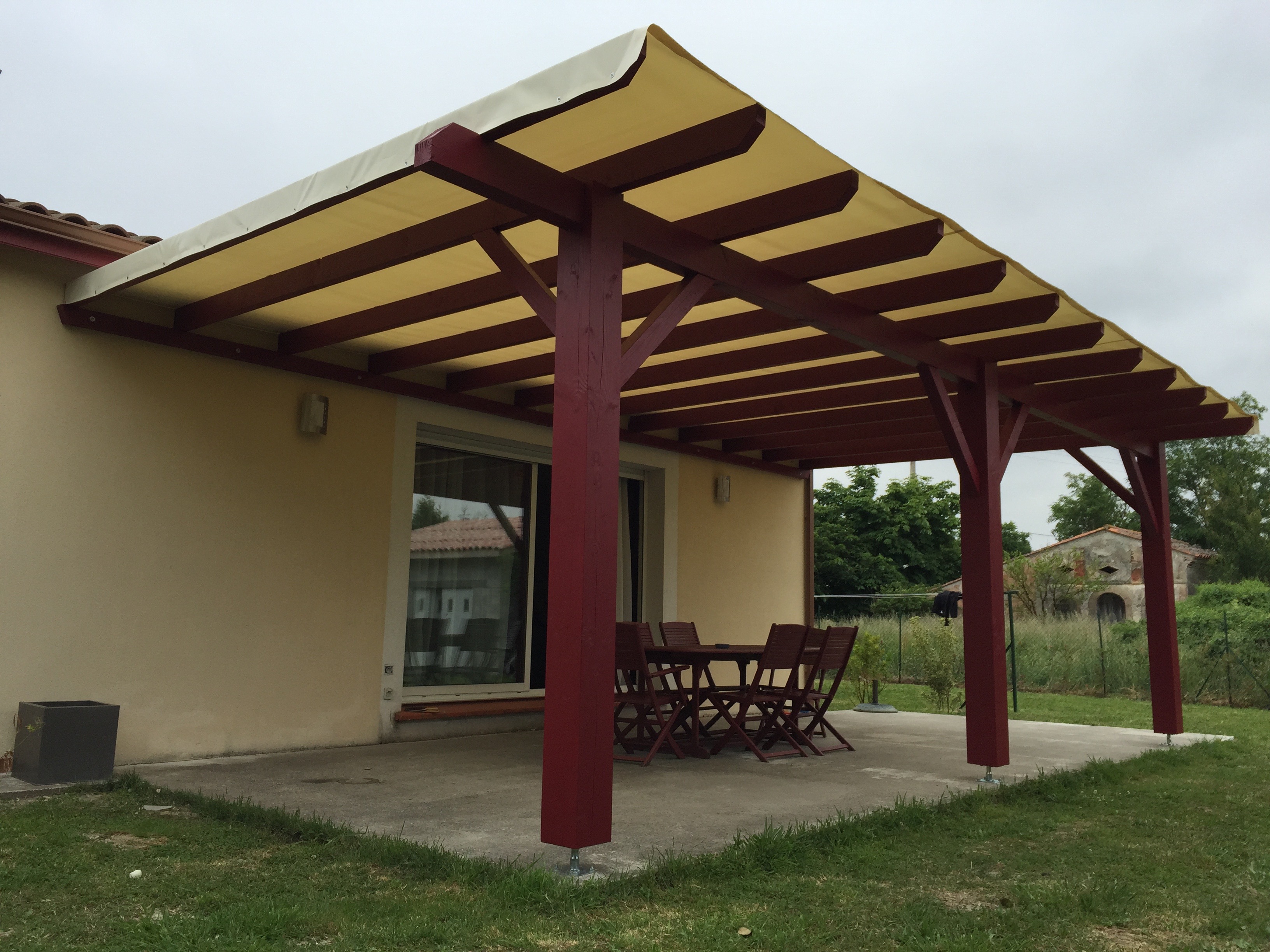 une bâche en PVC sur mesure pour pergola : l'accessoire indispensable pour  sublimer votre pergola murale.