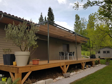 pergola rétractable dans un camping